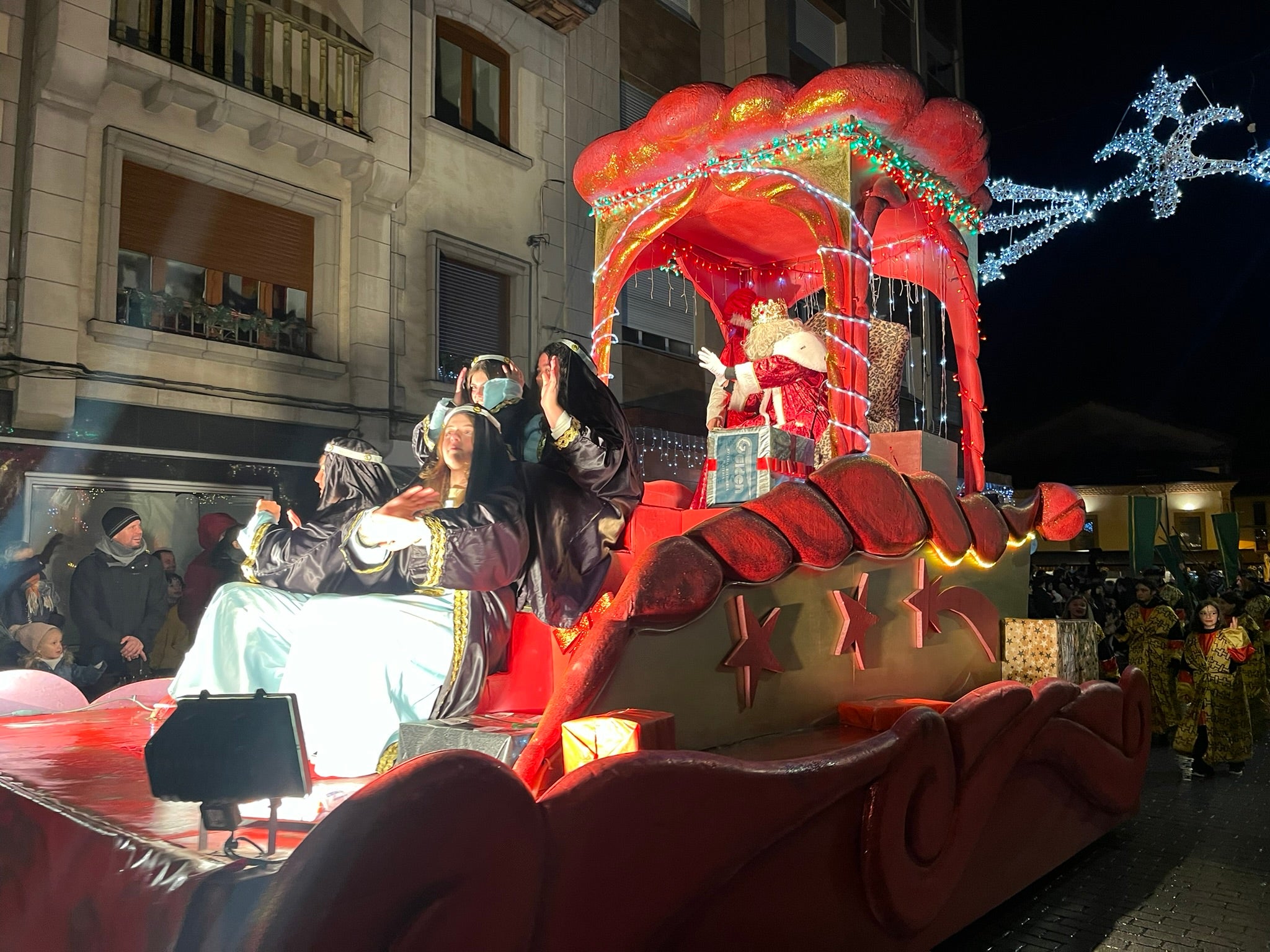La Pola se rinde a Melchor, Gaspar y Baltasar con una colorida cabalgata