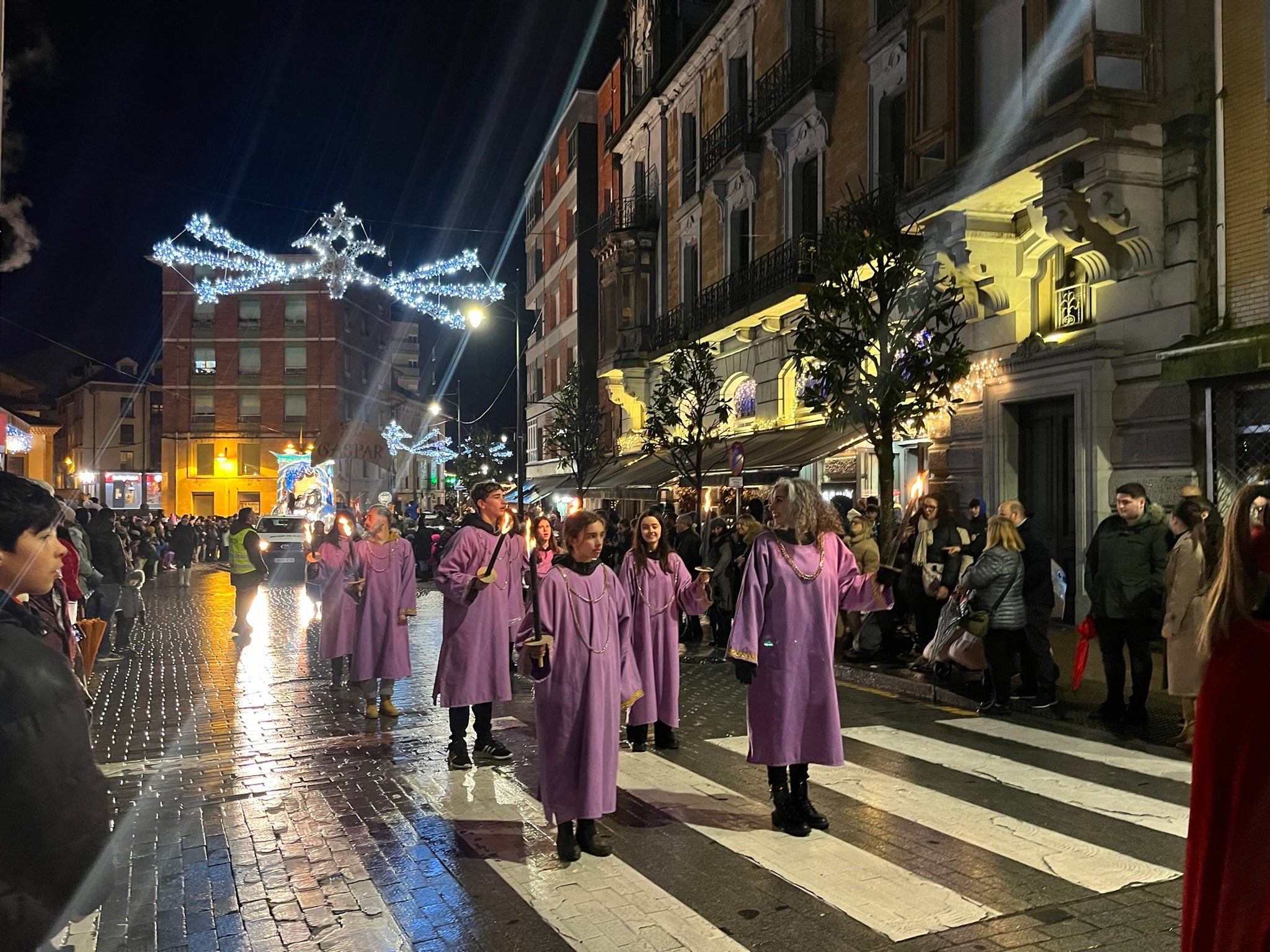 La Pola se rinde a Melchor, Gaspar y Baltasar con una colorida cabalgata