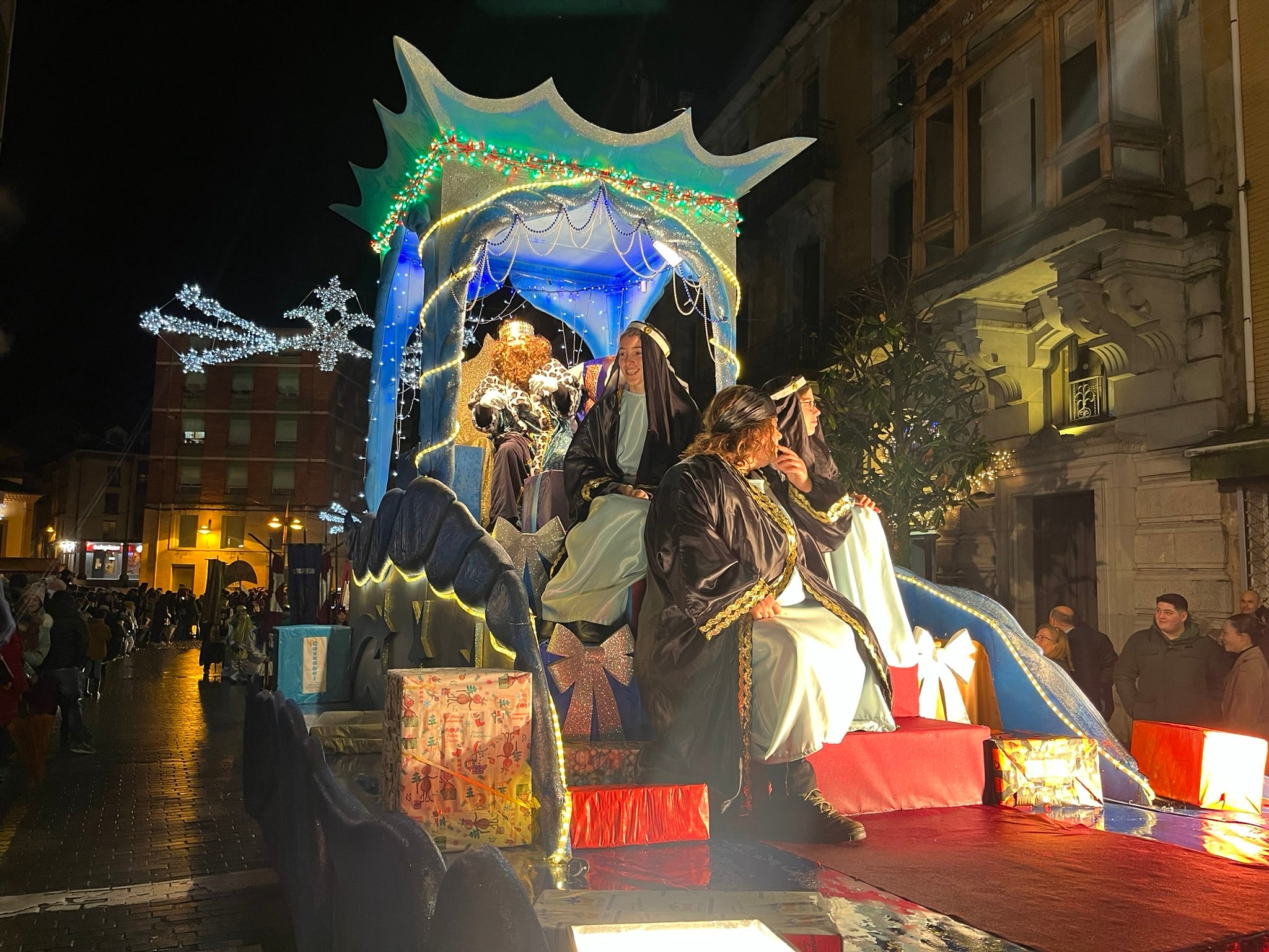 La Pola se rinde a Melchor, Gaspar y Baltasar con una colorida cabalgata