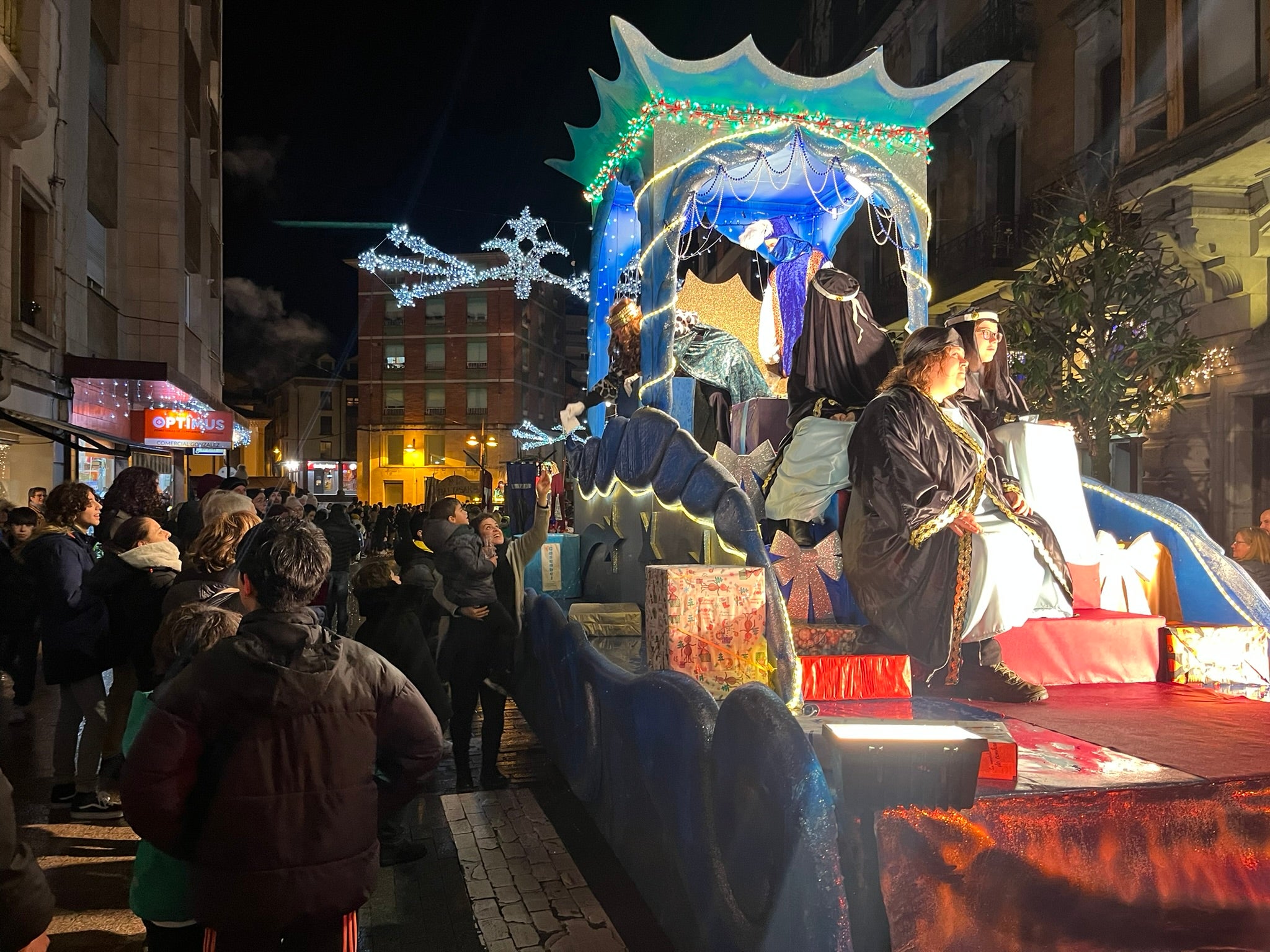 La Pola se rinde a Melchor, Gaspar y Baltasar con una colorida cabalgata