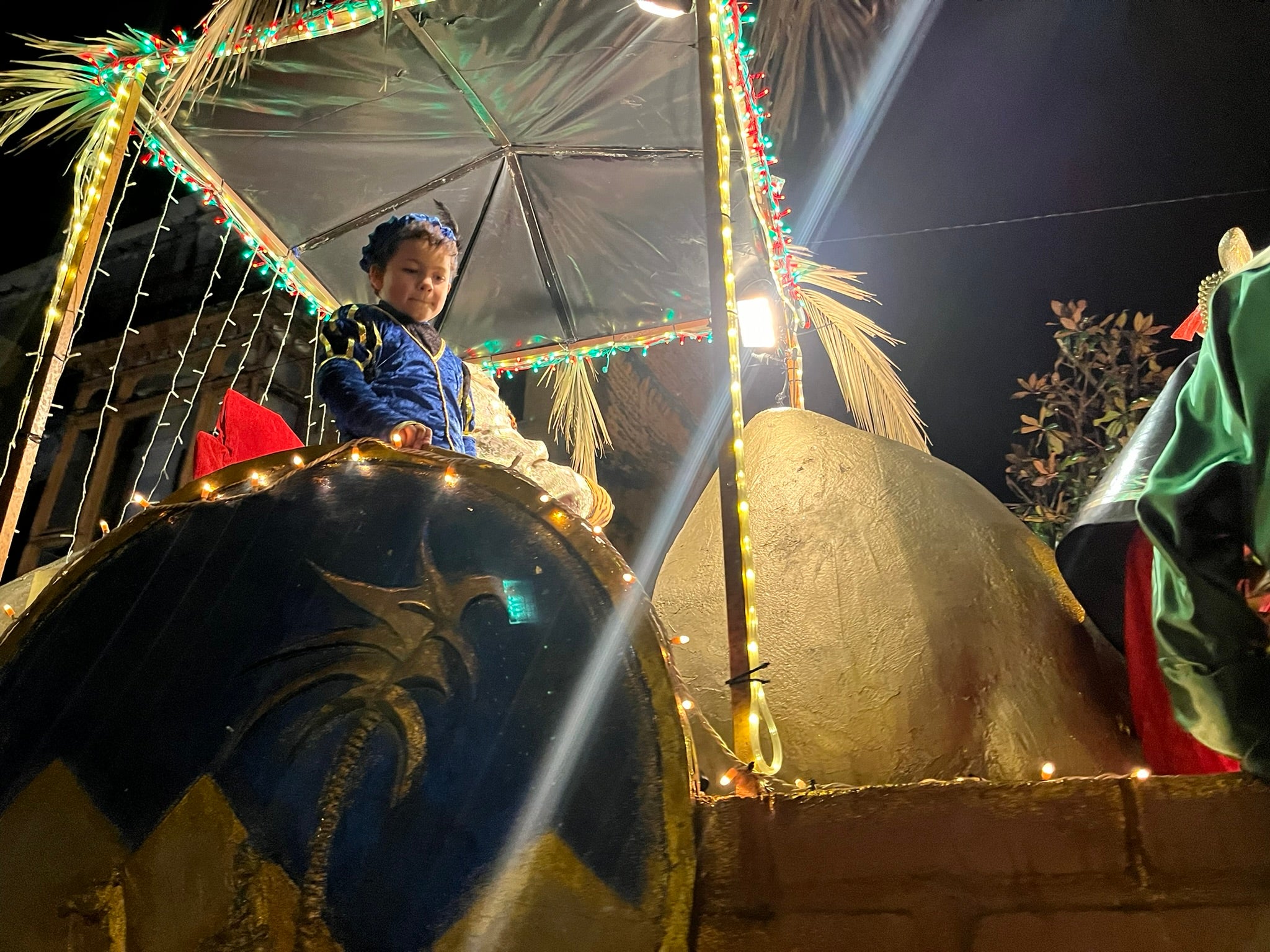 La Pola se rinde a Melchor, Gaspar y Baltasar con una colorida cabalgata