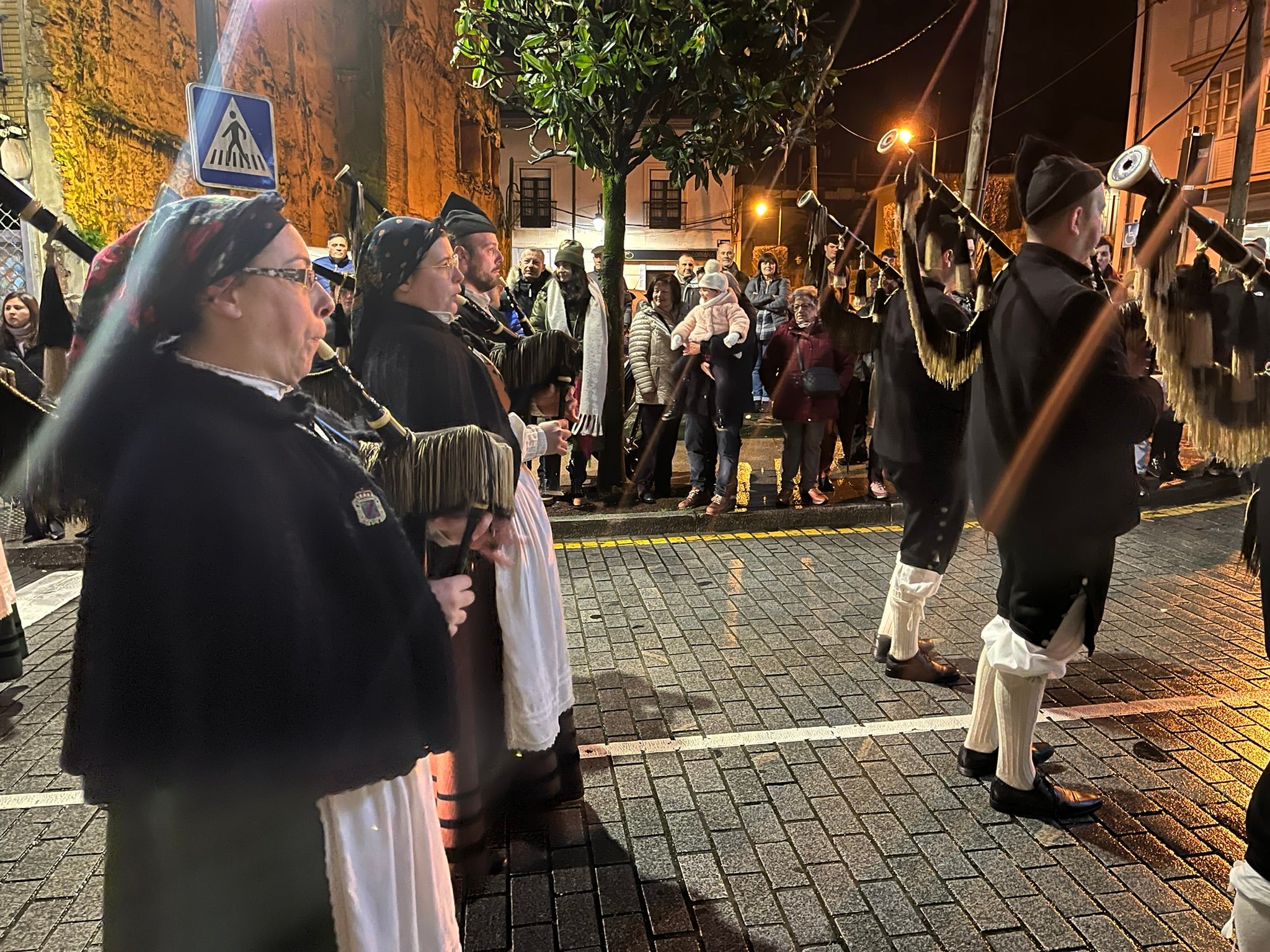 La Pola se rinde a Melchor, Gaspar y Baltasar con una colorida cabalgata