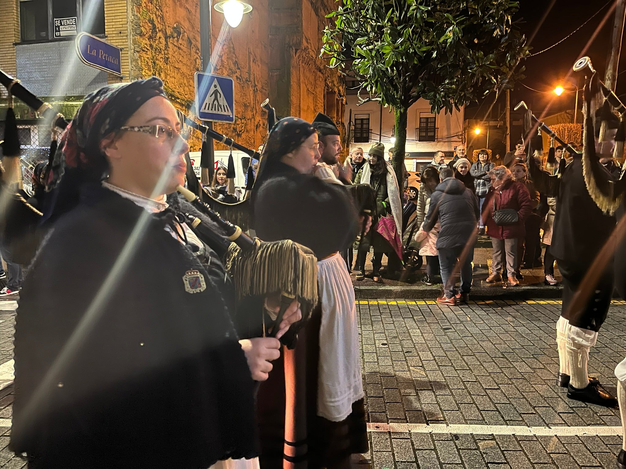 La Pola se rinde a Melchor, Gaspar y Baltasar con una colorida cabalgata