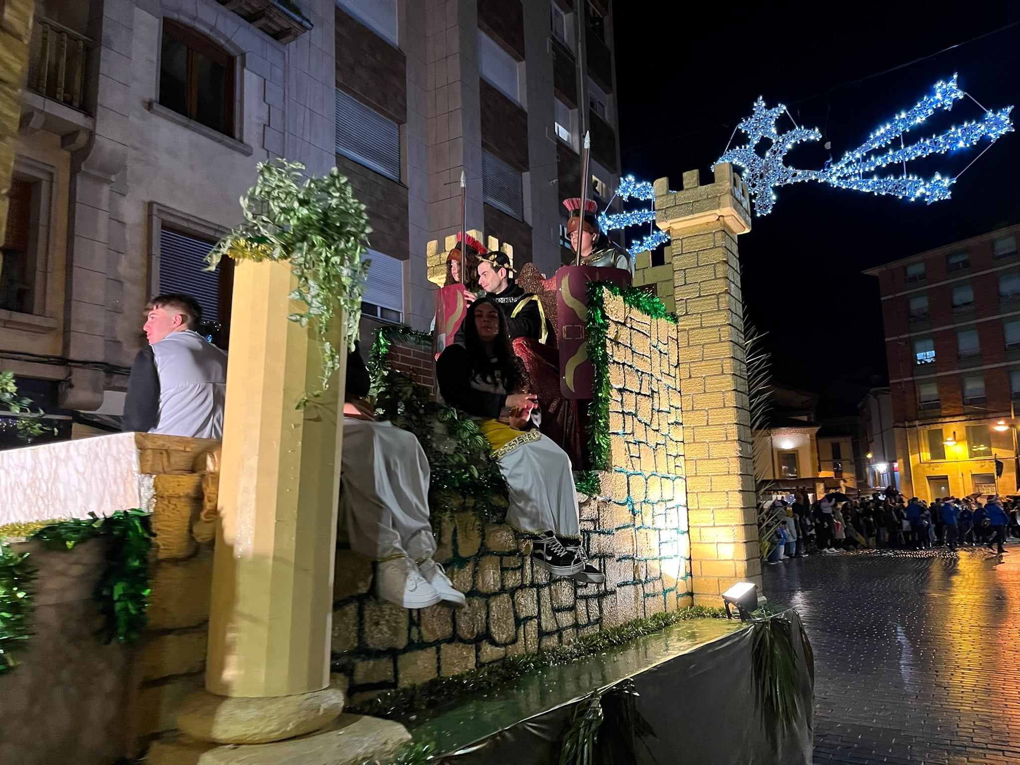 La Pola se rinde a Melchor, Gaspar y Baltasar con una colorida cabalgata