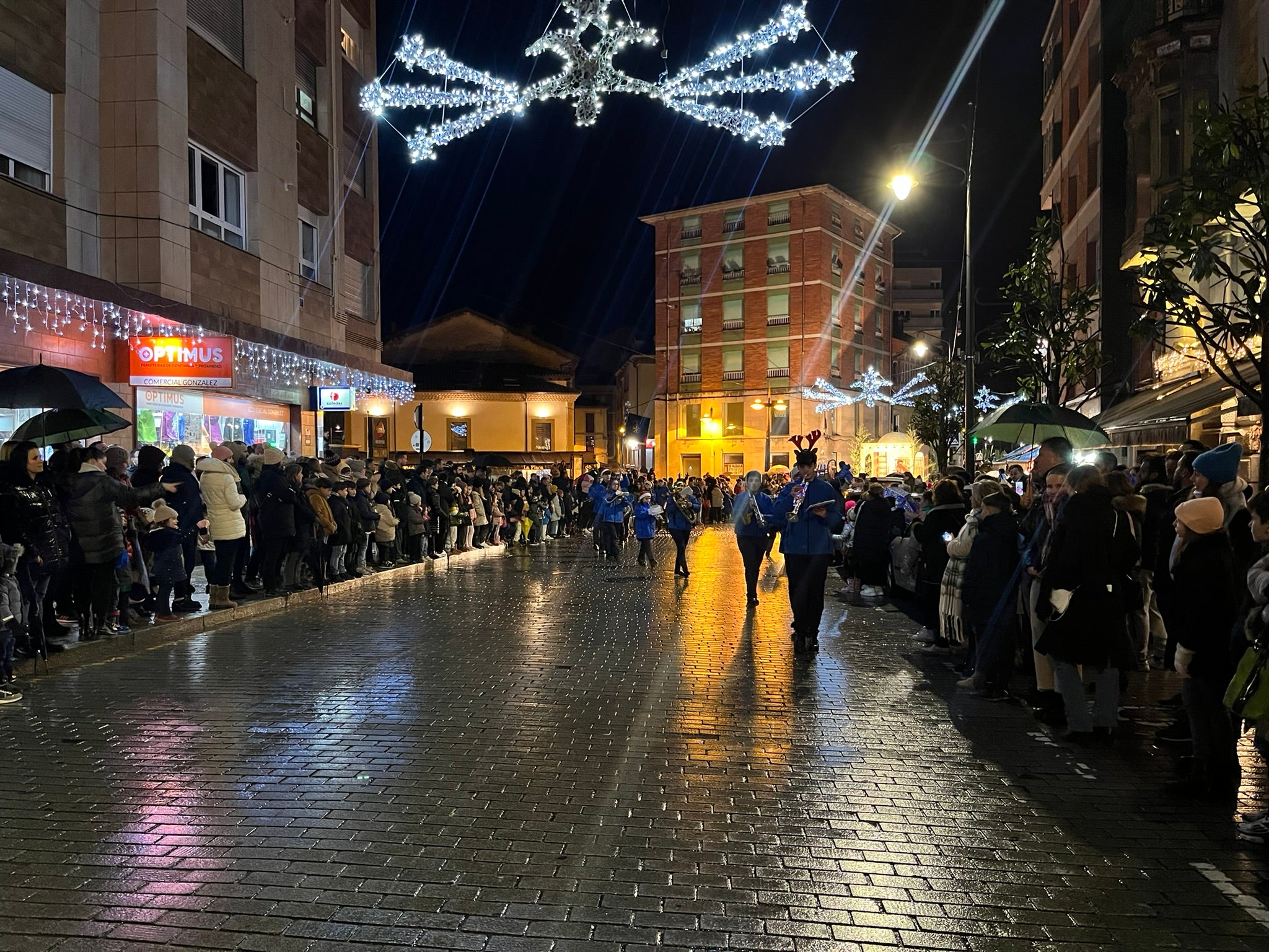 La Pola se rinde a Melchor, Gaspar y Baltasar con una colorida cabalgata
