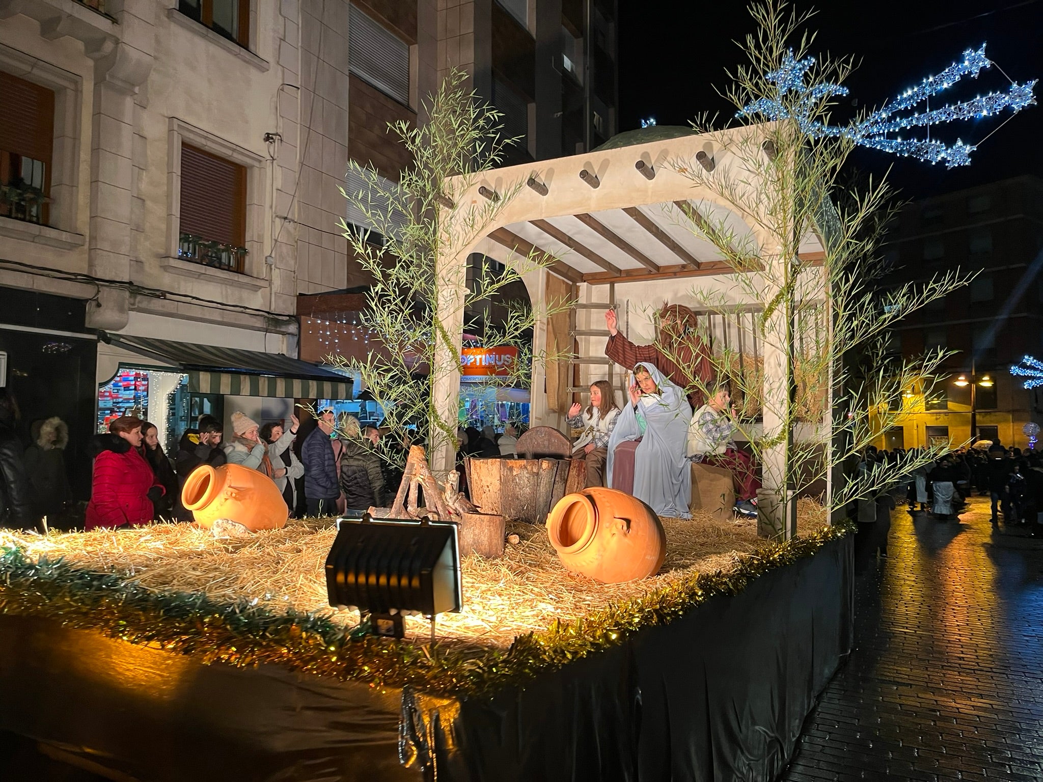 La Pola se rinde a Melchor, Gaspar y Baltasar con una colorida cabalgata