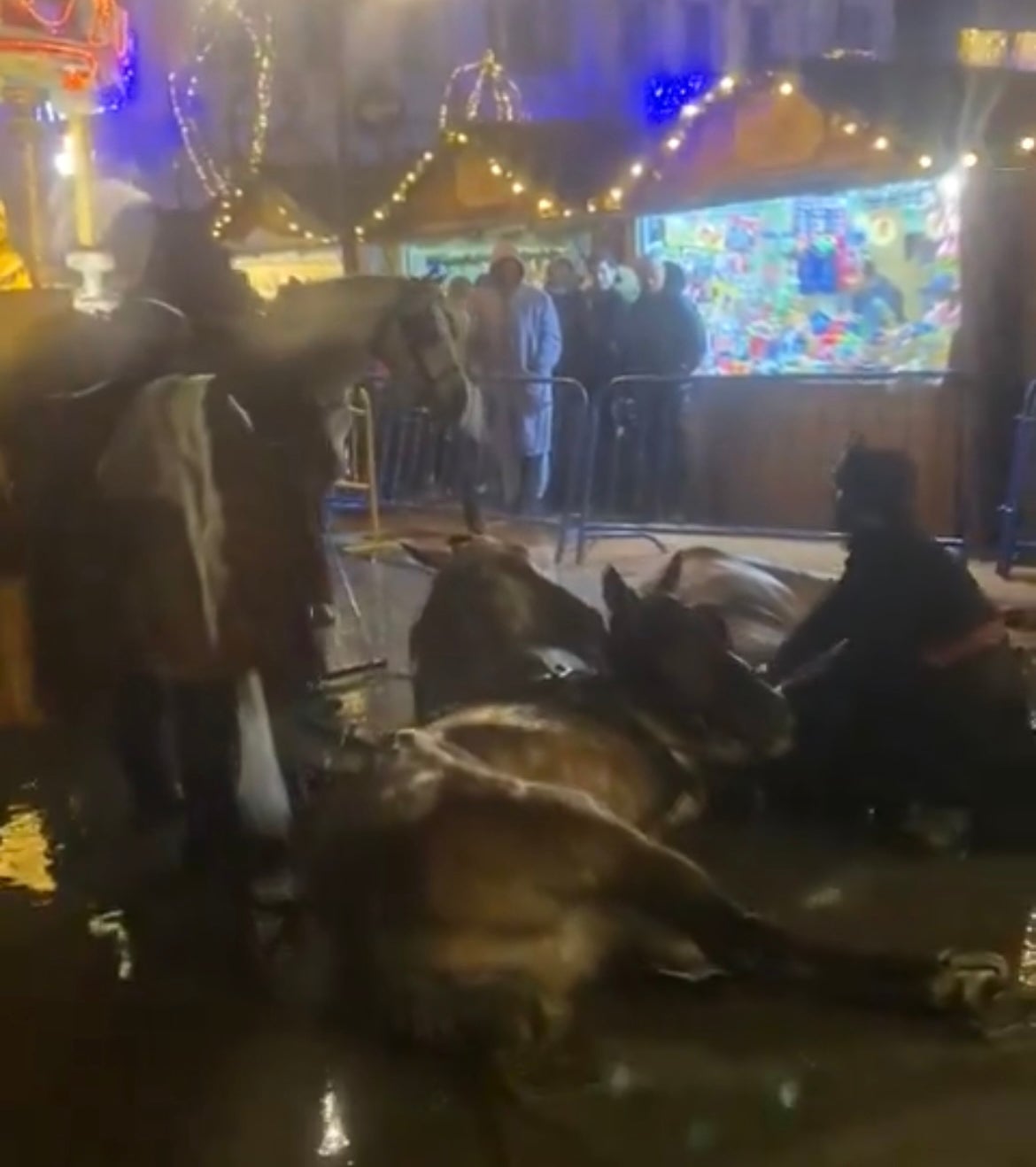 La cabalgata de Oviedo sale bajo la lluvia y dos de los caballos de la carroza de Baltasar terminan en el suelo
