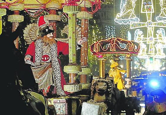 Gaspar, y detrás Baltasar, saludando a las miles de personas congregadas para seguir la cabalgata, a pesar de la lluvia. fotos: alex piña