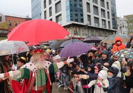 El Rey Melchor saluda a los niños de Gijón.