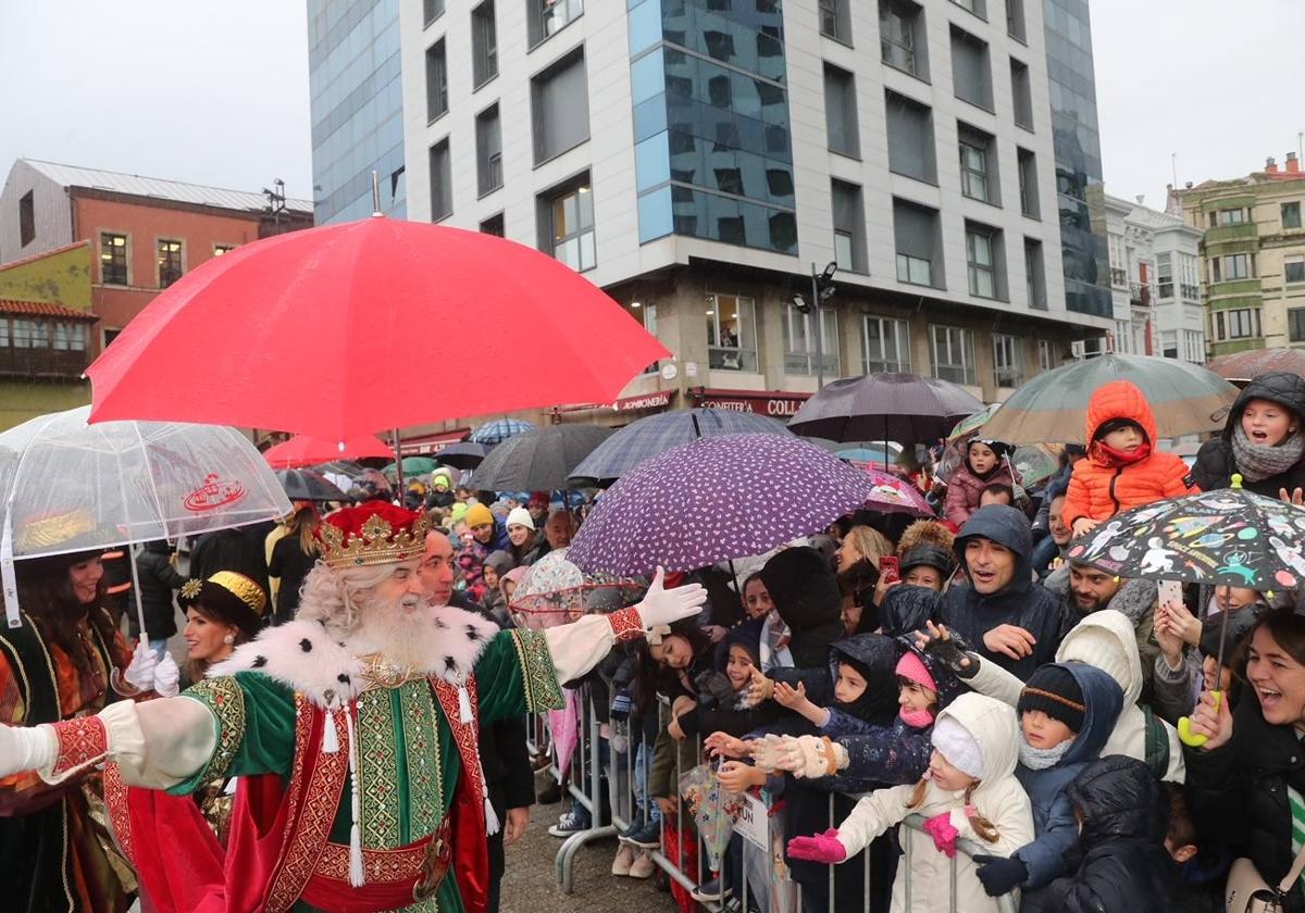 El Rey Melchor saluda a los niños de Gijón.