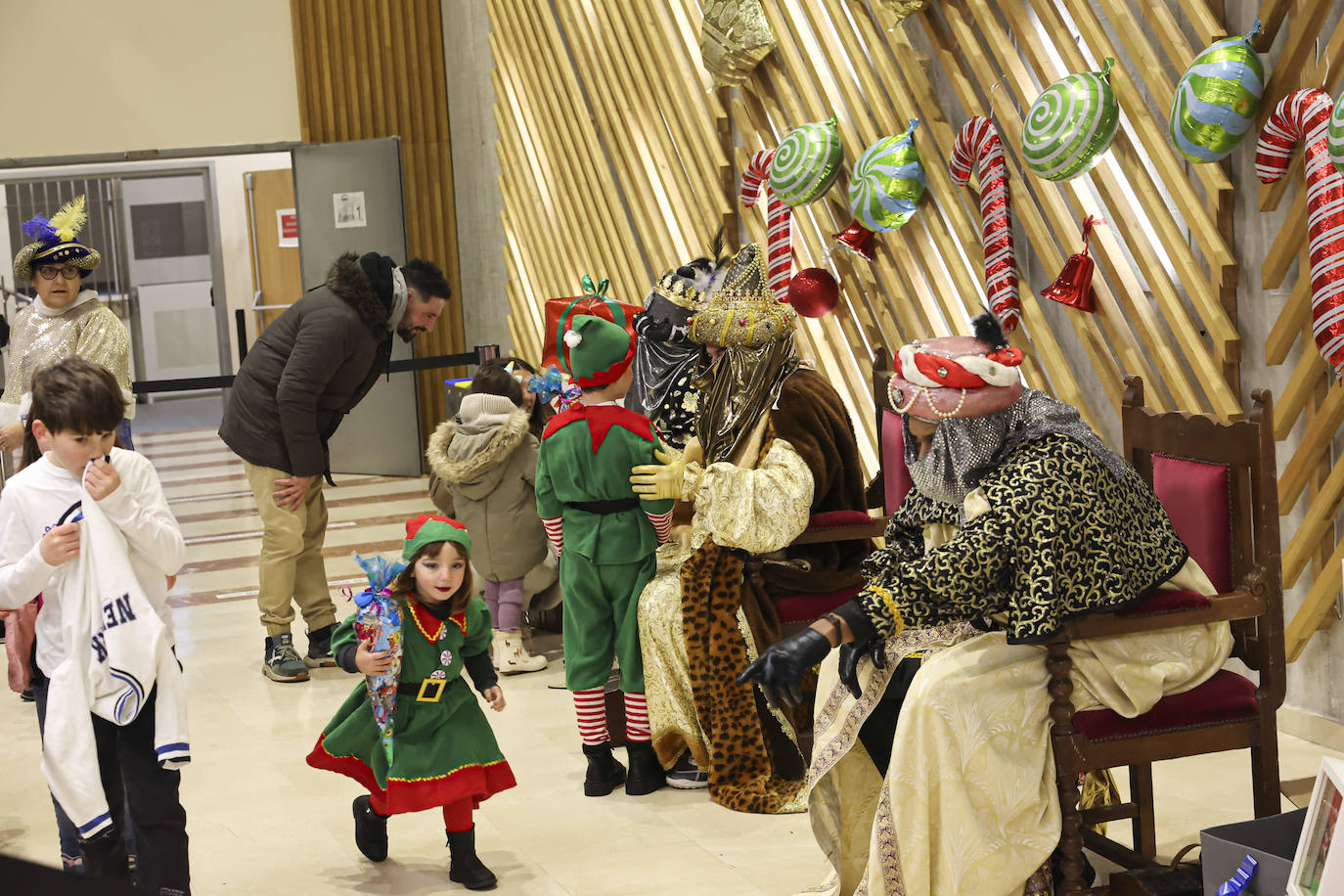 Lugones recibe a los Reyes Magos con los brazos abiertos