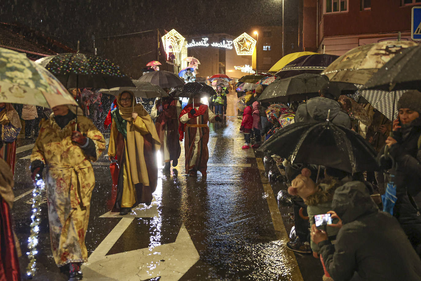 Lugones recibe a los Reyes Magos con los brazos abiertos