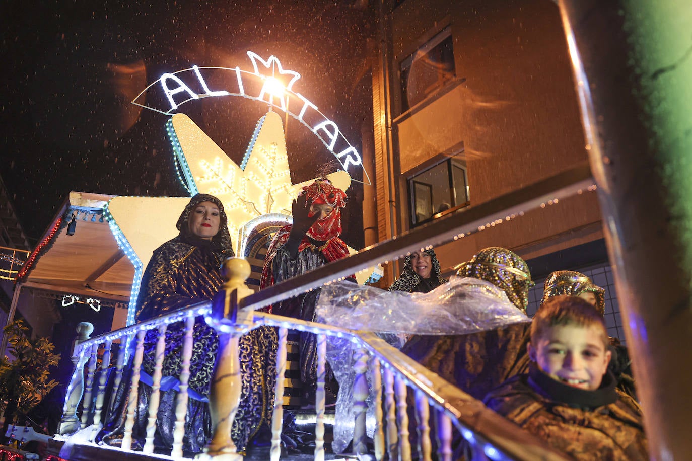 Lugones recibe a los Reyes Magos con los brazos abiertos