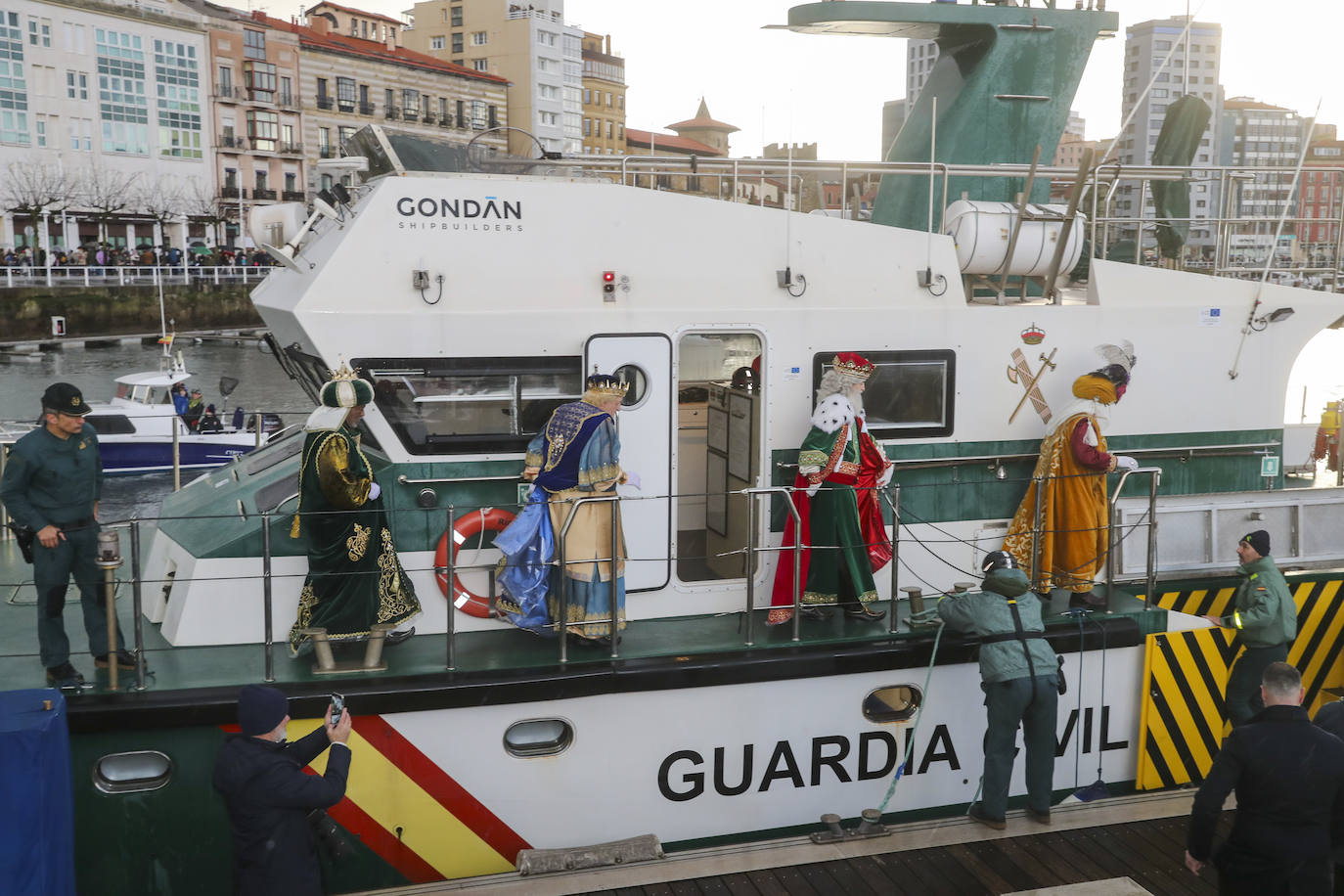 Desembarco de ilusión en Gijón con la llegada de los Reyes Magos