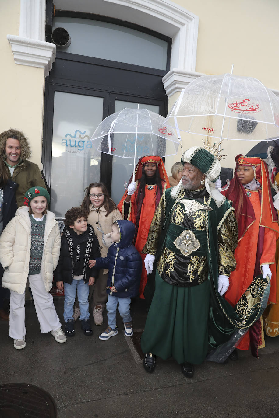 Desembarco de ilusión en Gijón con la llegada de los Reyes Magos