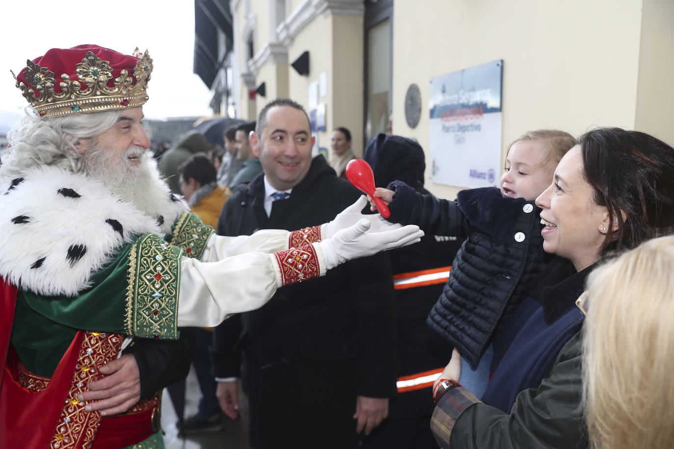 Desembarco de ilusión en Gijón con la llegada de los Reyes Magos