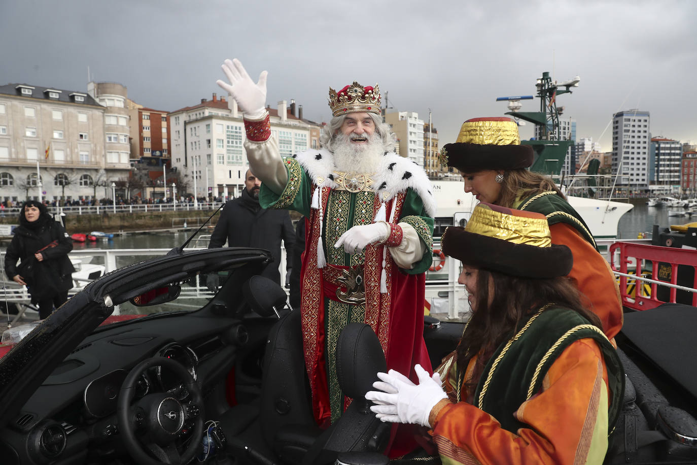 Desembarco de ilusión en Gijón con la llegada de los Reyes Magos