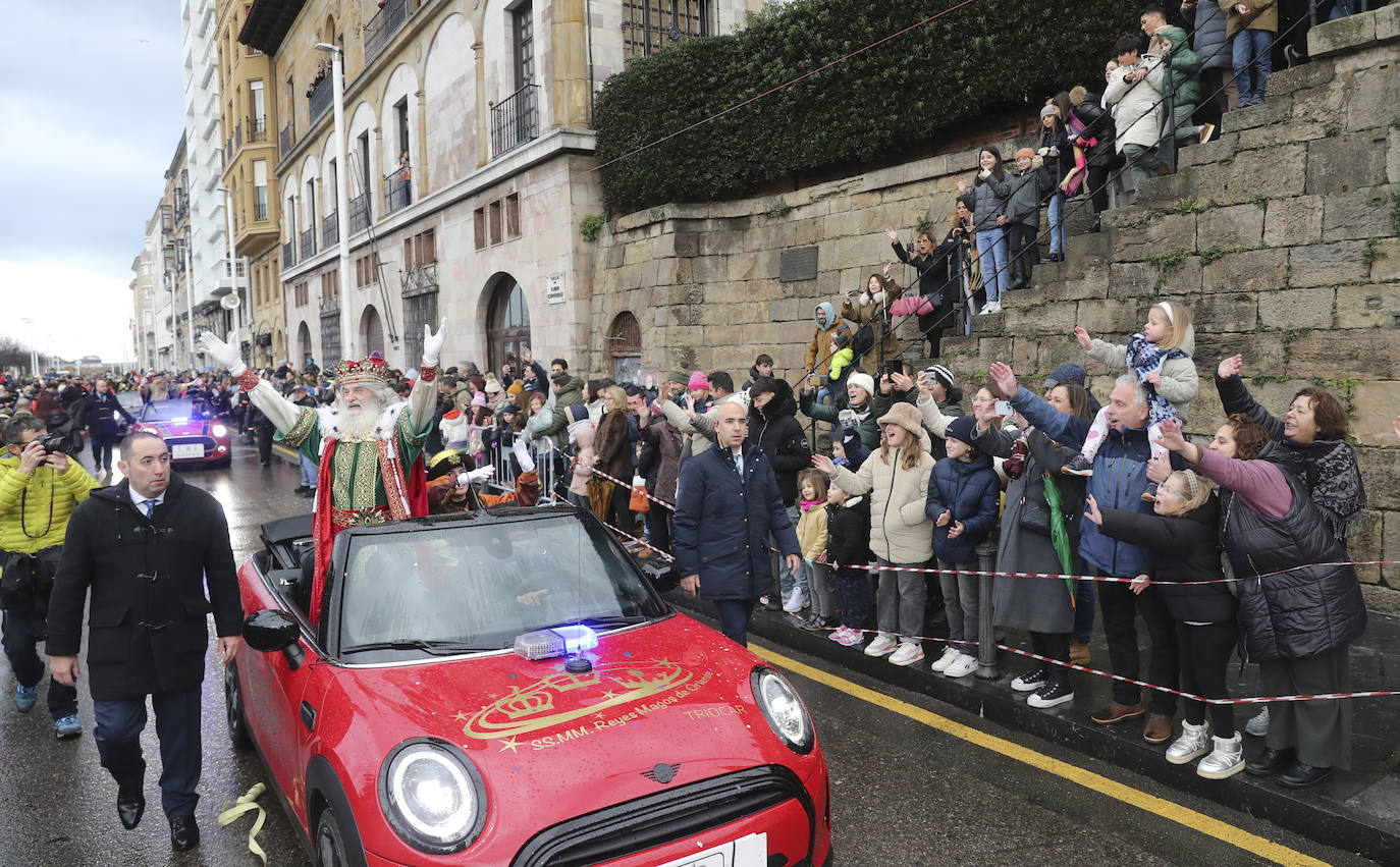Desembarco de ilusión en Gijón con la llegada de los Reyes Magos