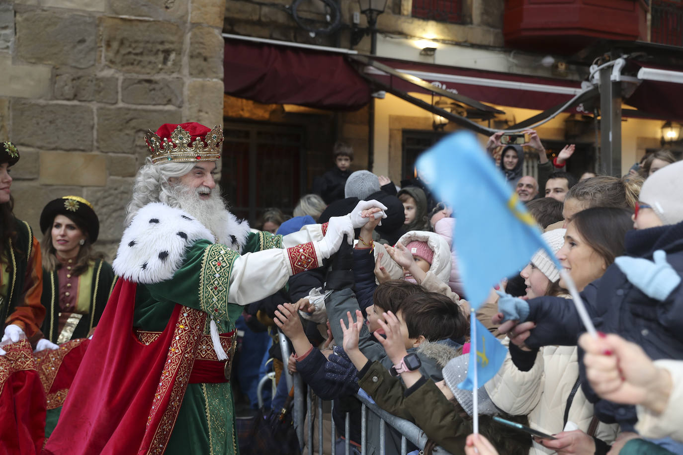 Desembarco de ilusión en Gijón con la llegada de los Reyes Magos
