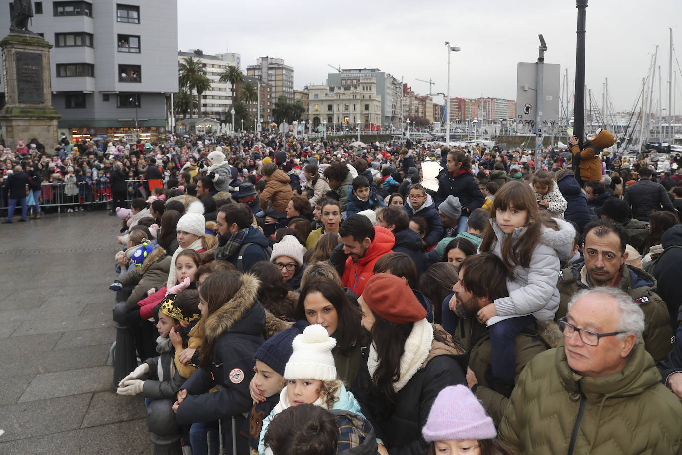 Desembarco de ilusión en Gijón con la llegada de los Reyes Magos