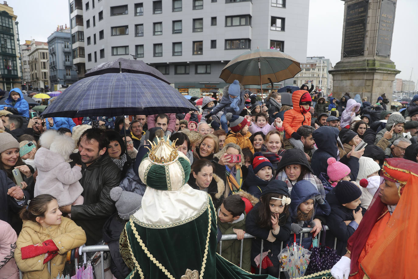 Desembarco de ilusión en Gijón con la llegada de los Reyes Magos