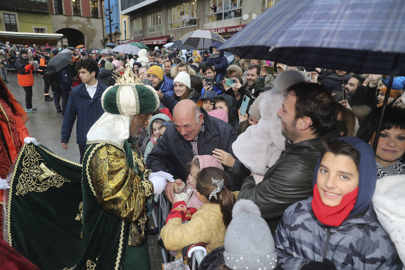 Desembarco de ilusión en Gijón con la llegada de los Reyes Magos