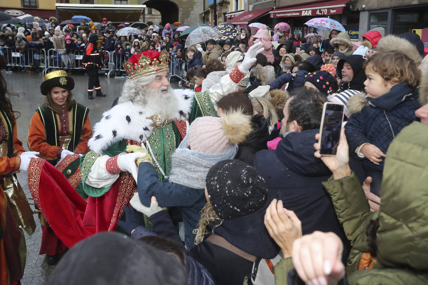 Desembarco de ilusión en Gijón con la llegada de los Reyes Magos
