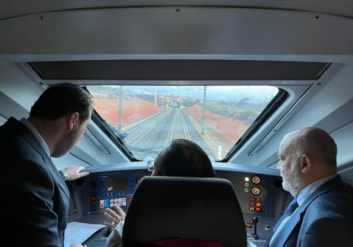 El ministro, Óscar López, a la izquierda, siguiendo el avance del Avril en ruta a Vigo.