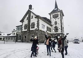 Un grupo de amigos disfrutan con una guerra de bolas de nieve en las inmediaciones del parador de Pajares.