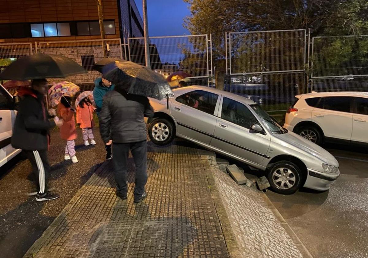 Coche atravesado en un desnivel en Lugones