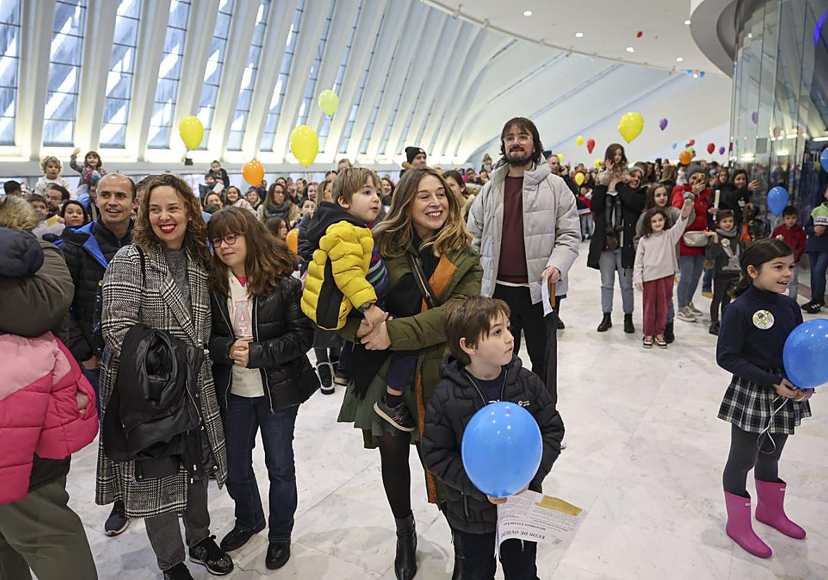 La cola para conocer a los Reyes Magos de Oriente llenó rápidamente el Palacio de Exposiciones y Congresos del Caltrava.