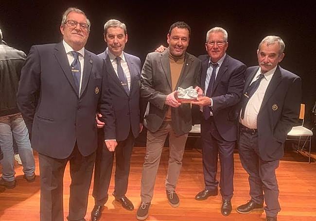 José María González, segundo por la izquierda, con sus compañeros de La Pegarata en el último acto público de la entidad cultural.