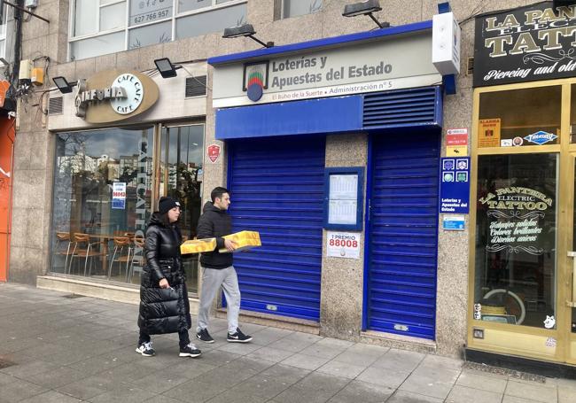 La administración del Búho de la Suerte, en Palacio Valdés número 9 en Gijón, donde se vendió parte del primer y tercer premio de la Lotería del Niño.