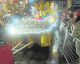 Llanes. Un deslumbrante Melchor es recibido por cientos de vecinos en la capital del municipio.