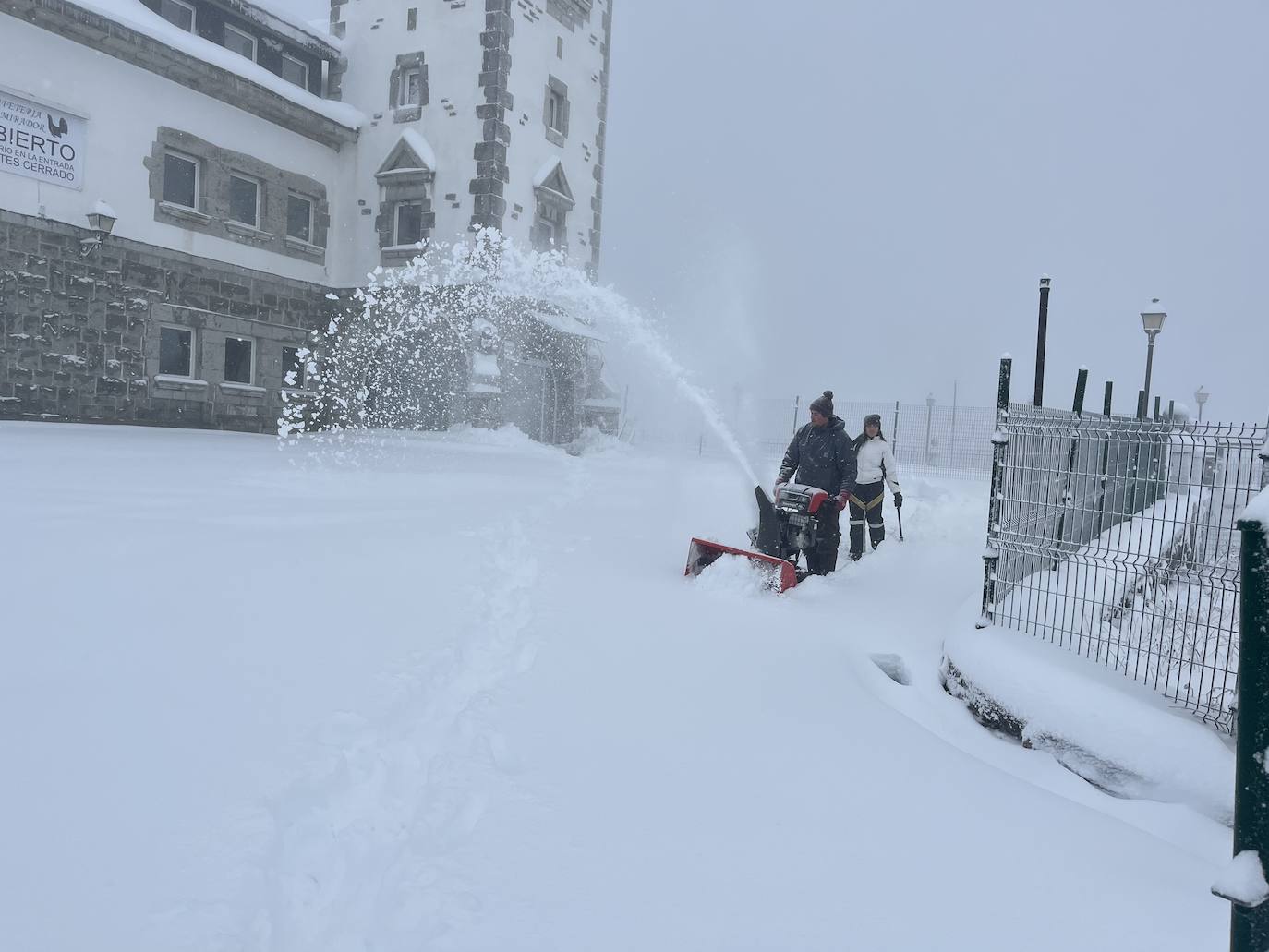 Alerta de frío en Asturias: un manto de nieve cubre el paisaje asturiano