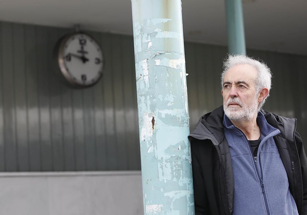 Manuel Cañete, presidente de la Federación de Asociaciones Vecinales de Gijón (FAV), en la estación provisional de trenes de Gijón.