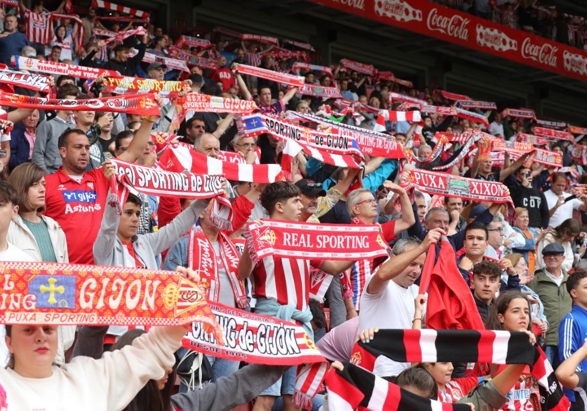 Imagen de aficionados del Sporting durante un partido de esta temporada en El Molinón.