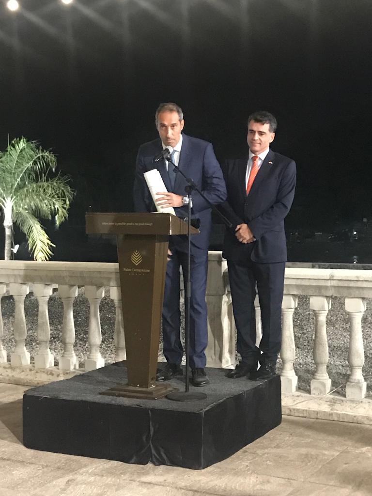 Victoriano Cuervo, en el momento de recibir la distinción de manos del embajador de España en Guinea Konacry, Cristian Font Calderón.