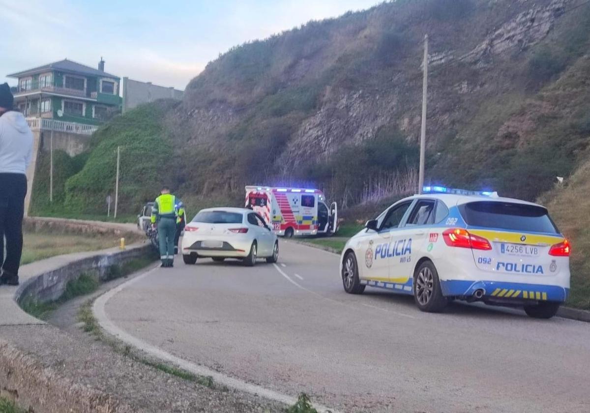 Policía Local y Guardia Civil, además del equipo médico, en la zona donde se produjo el accidente el 6 de diciembre