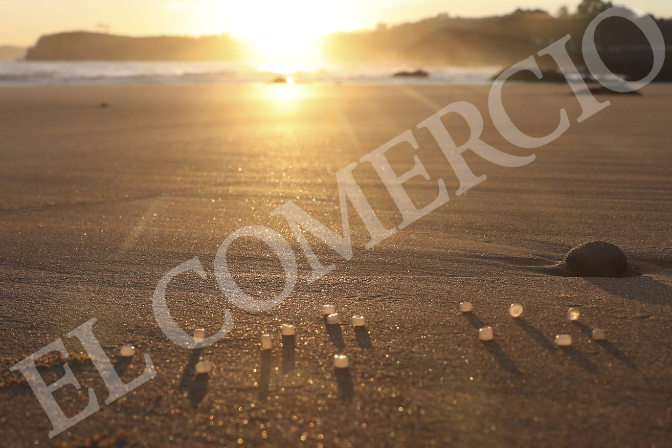 Operarios han recogido pellets de microplástico esta mañana en la playa de Candás. 