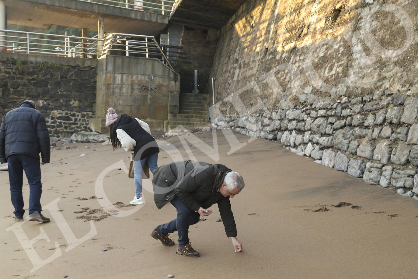 Operarios han recogido pellets de microplástico esta mañana en la playa de Candás. 