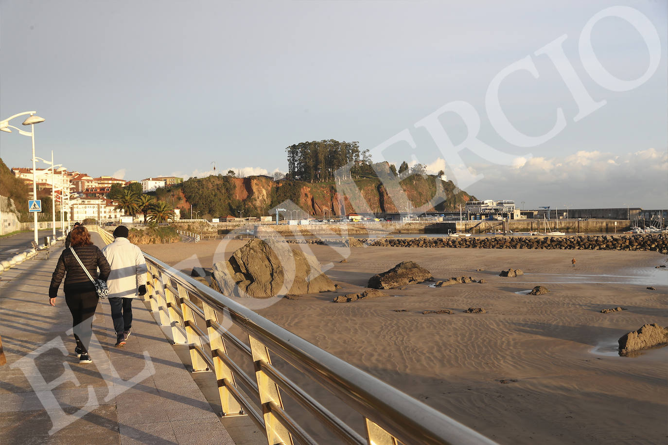 Operarios han recogido pellets de microplástico esta mañana en la playa de Candás. 