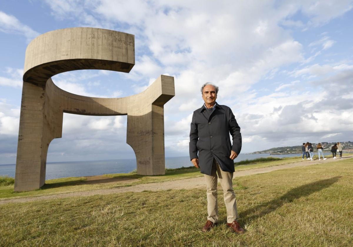 Luis Chillida, hijo del escultor vasco del que hoy se celebra el centenario, junto a la escultura de su padre en Gijón.