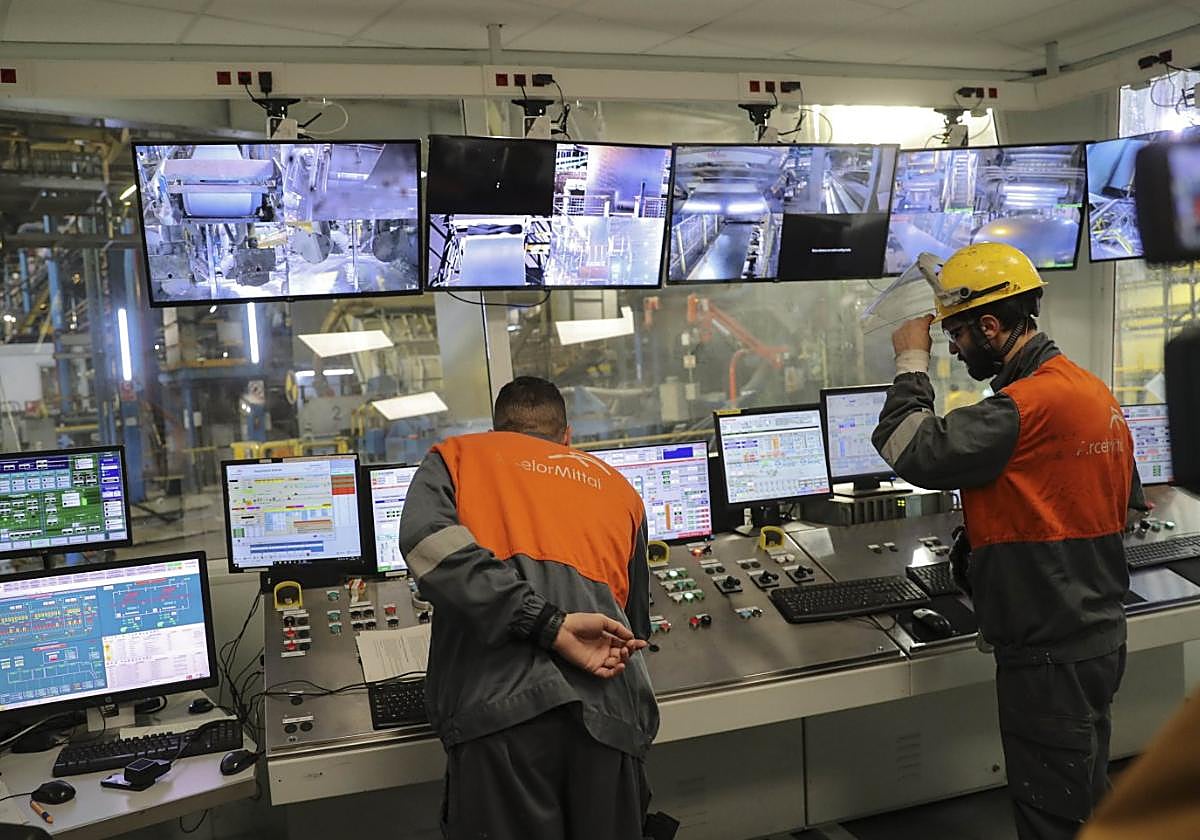 Trabajadores de un centro de control de la planta de Arcelor de Avilés.
