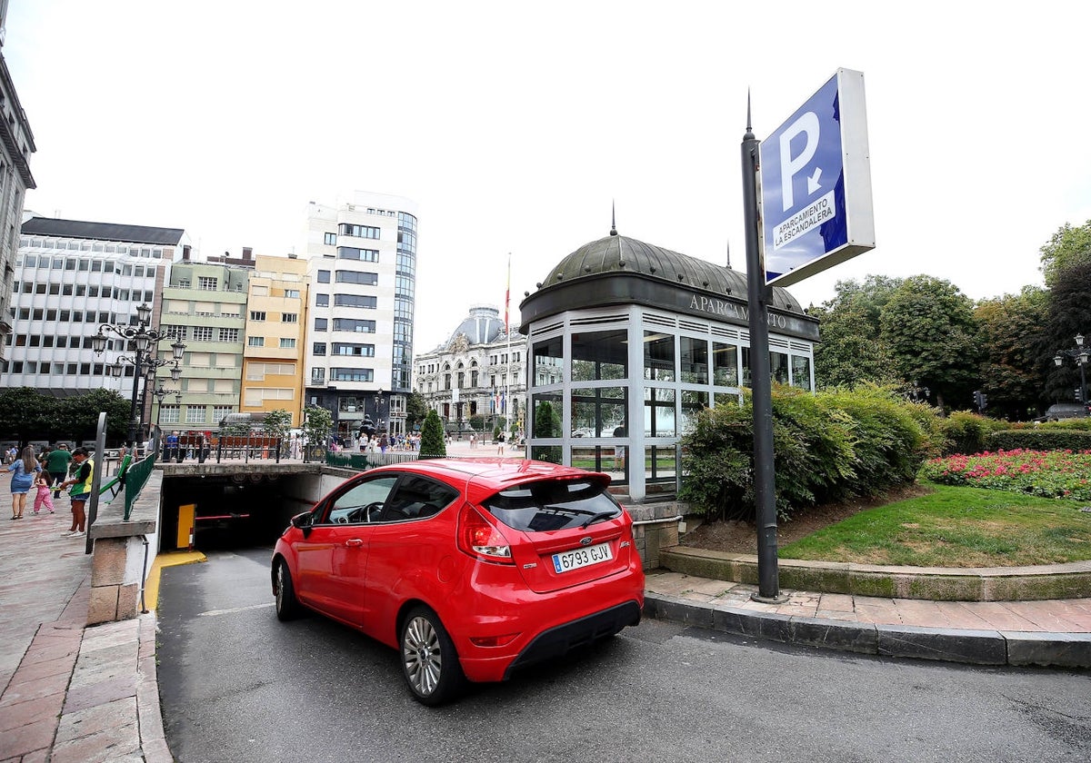 Un coche en la plaza de la Escandalera.