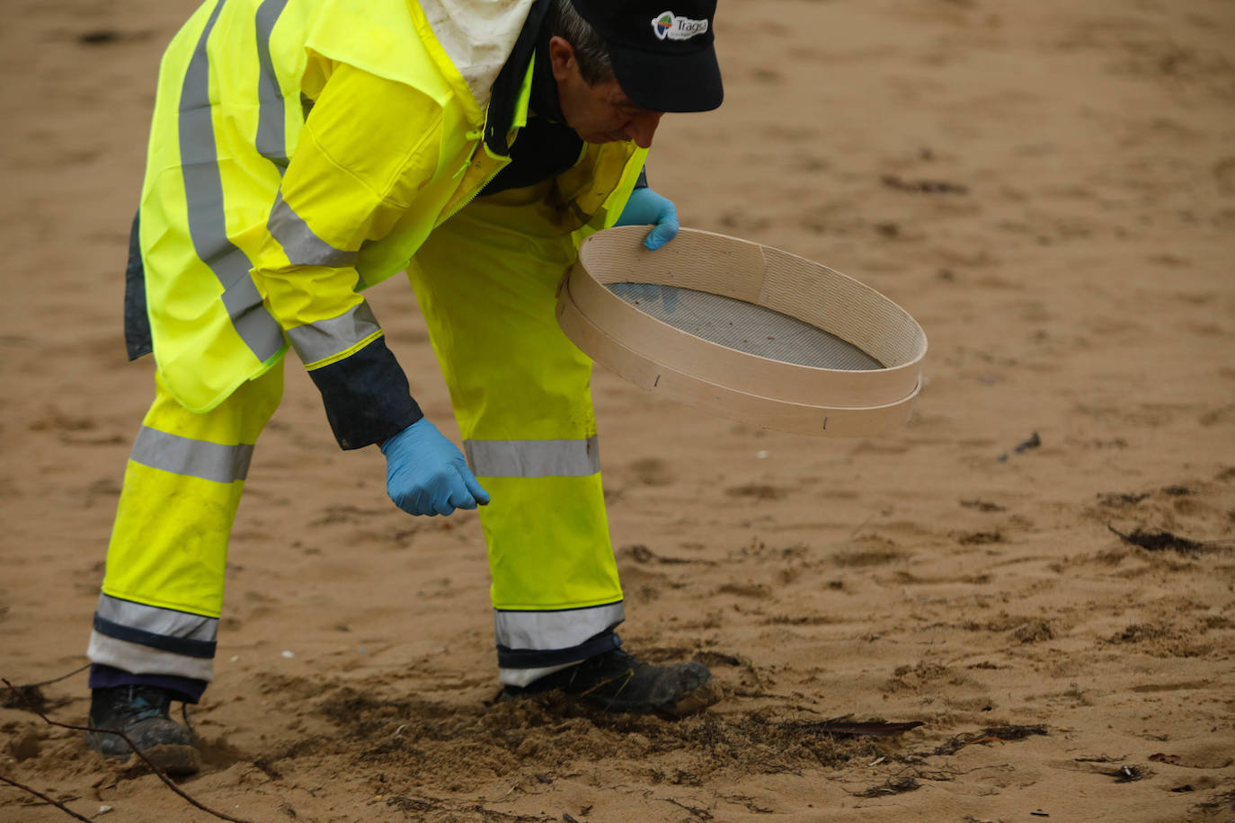 Asturias intensifica la limpieza de pélets de sus playas