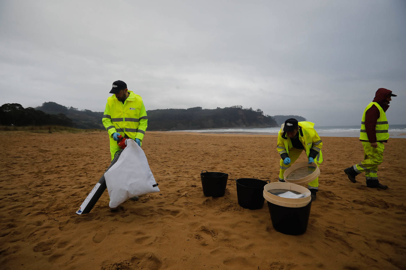 Asturias intensifica la limpieza de pélets de sus playas