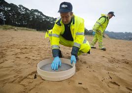 Refuerzo de limpieza en las playas asturianas por la llegada de pélets