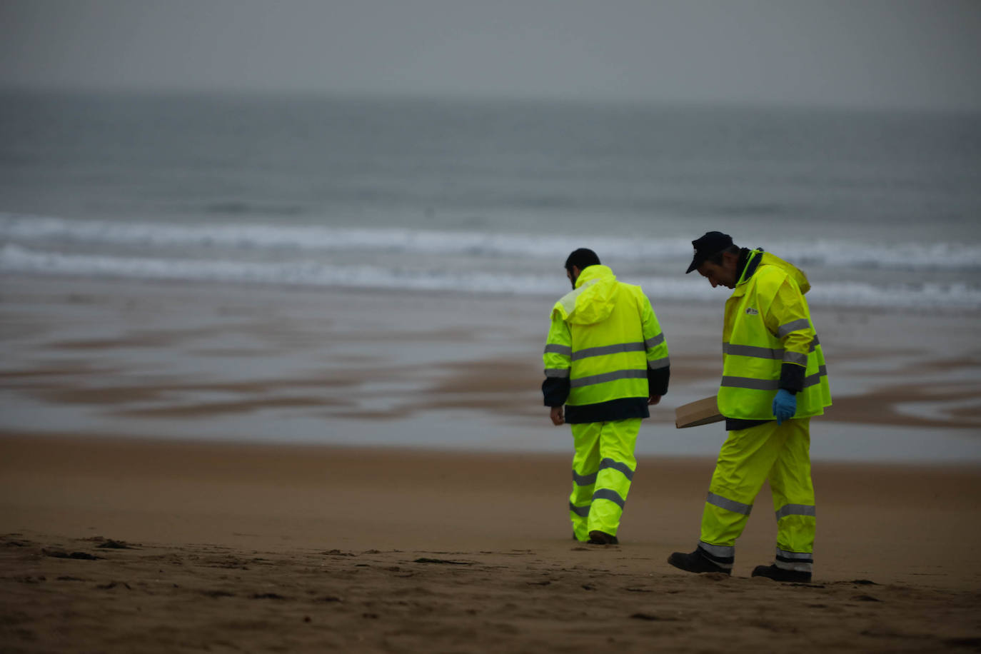 Asturias intensifica la limpieza de pélets de sus playas