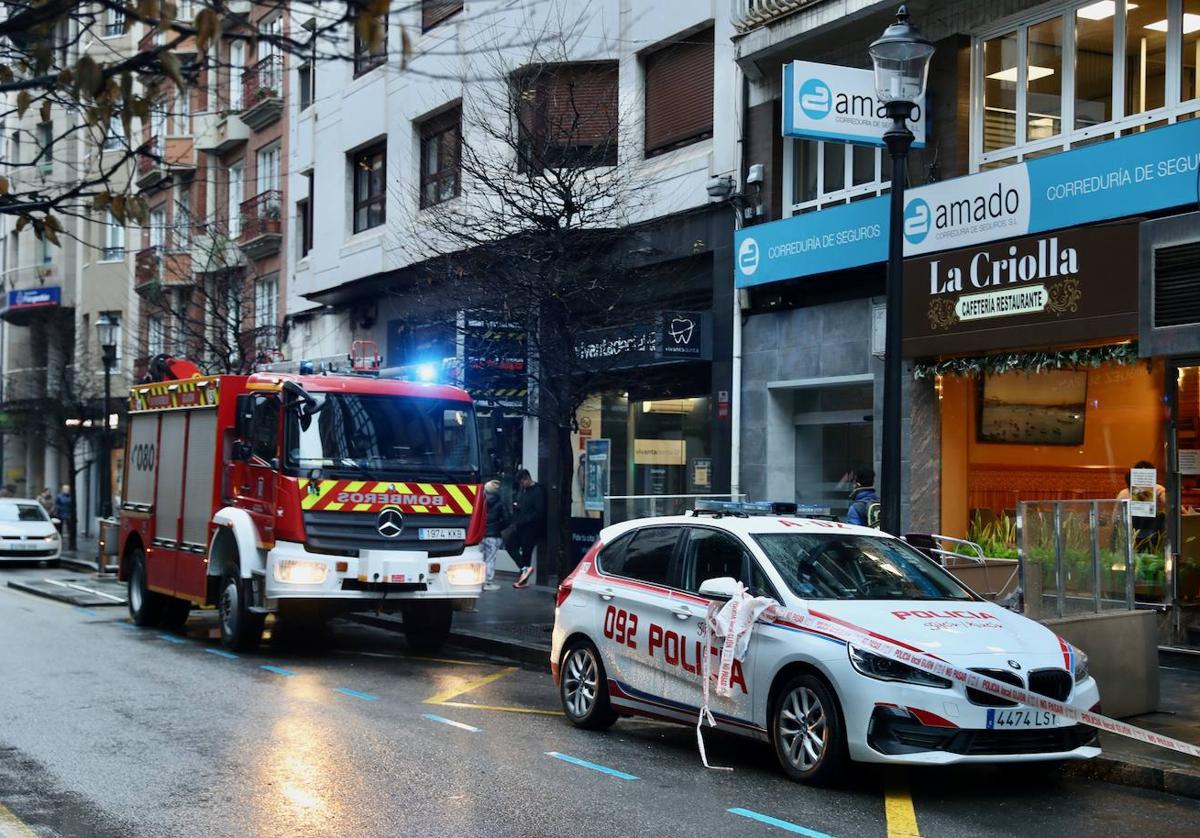 Bomberos y Policía Local de Gijón en la calle Uría.